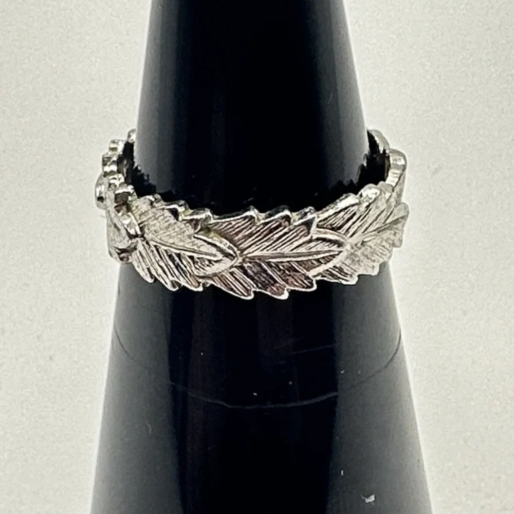Avon Silver Tone Leaf Band Ring Size 5.5 Vintage Textured Design